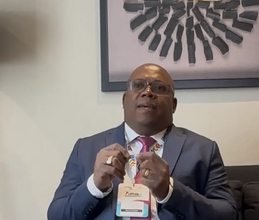 Yackson Eustaquio Chaverra Mena deliberando en el XII Congreso Mundial de Derecho Constitucional, con escarapela de participante